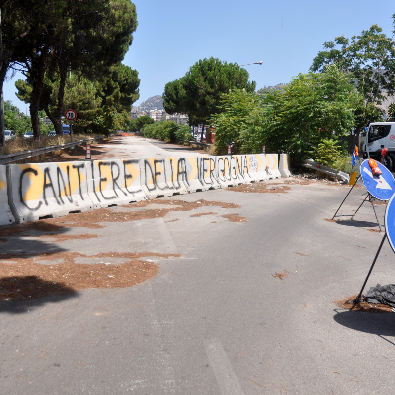 La circonvallazione chiusa per i lavori al canale Mortillaro (foto di Alessandro Fucarini)