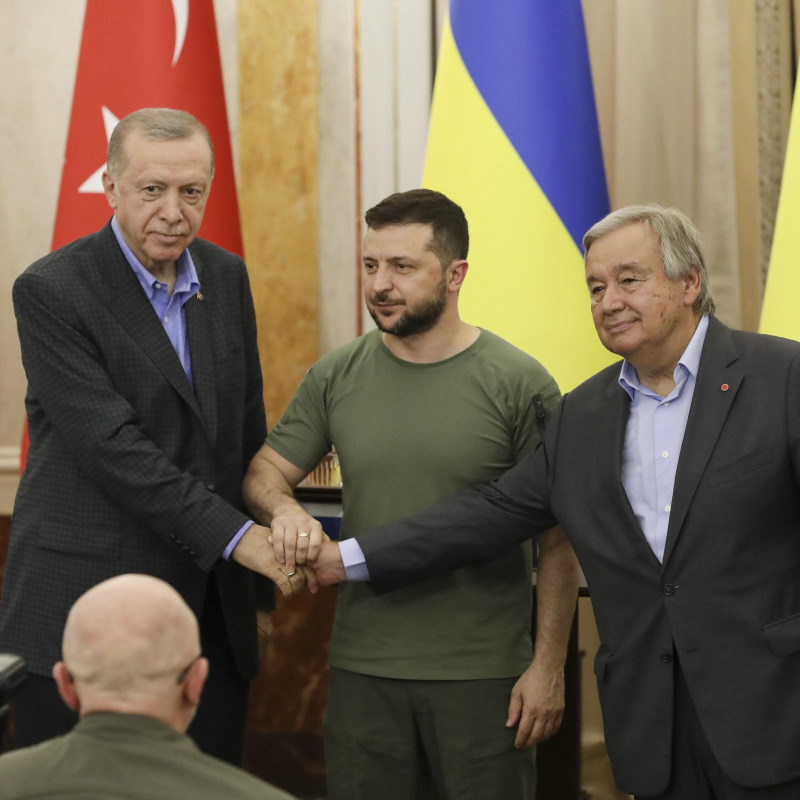 Recep Tayyp Erdogan con Volodymyr Zelensky e Antonio Guterres