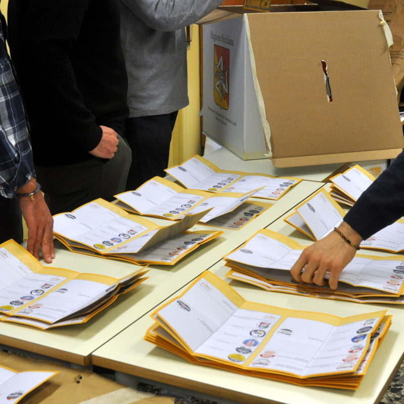 Operazioni di spoglio alle scorse elezioni regionali (foto di Alessandro Fucarini)
