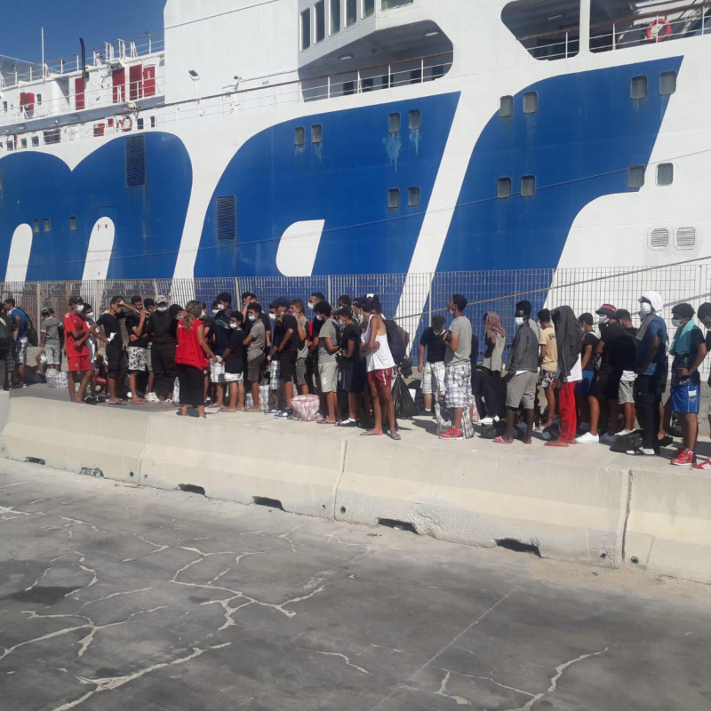Le operazioni di trasferimento di un gruppo di migranti da Lampedusa