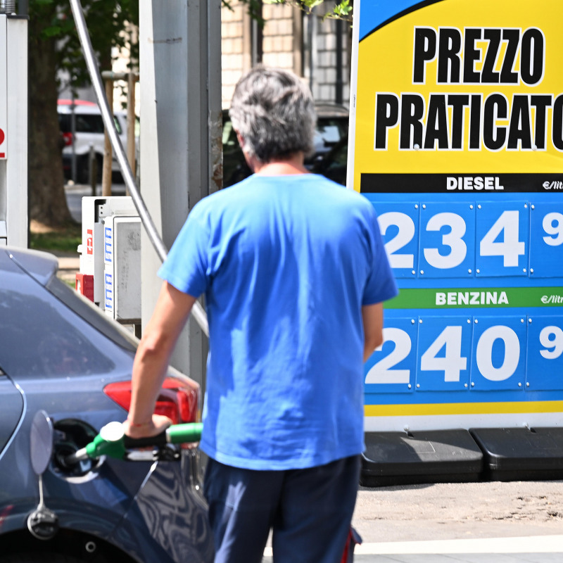 Un benzinaio rifornisce un'auto ad una stazione di servizio a Milano (foto Daniel Dal Zennaro/Ansa)
