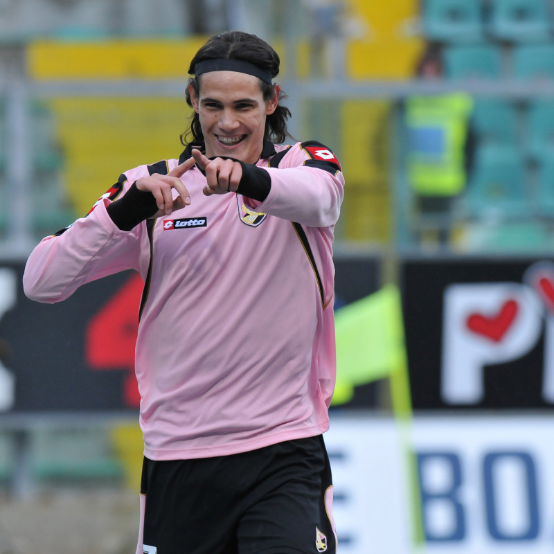 Edinson Cavani in maglia rosa esulta dopo un gol al Barbera (foto di Mike Palazzotto/Ansa)
