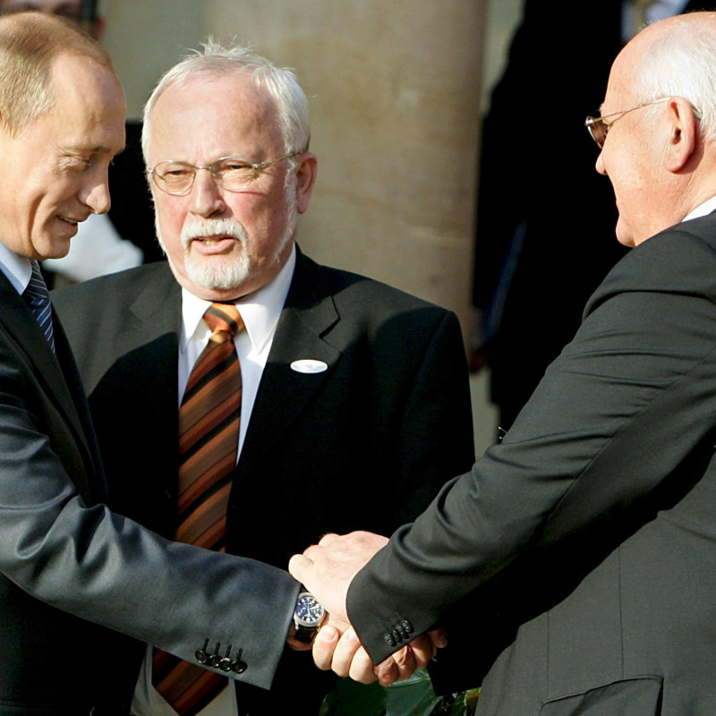 Stretta di mano fra Putin e Gorbaciov in una foto del 2007