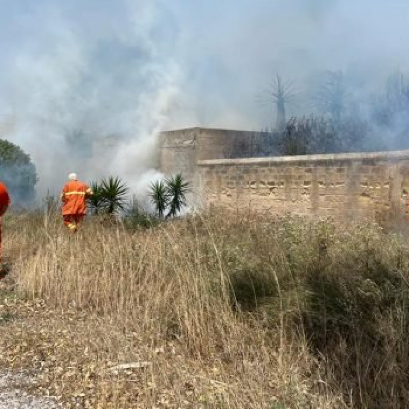 L'incendio nella zona di San Cusumano ad Erice