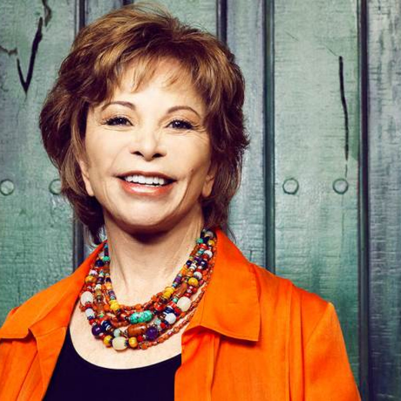 Dalla casa degli Spiriti a Violeta, Isabel Allende festeggia 80 anni -  Giornale di Sicilia