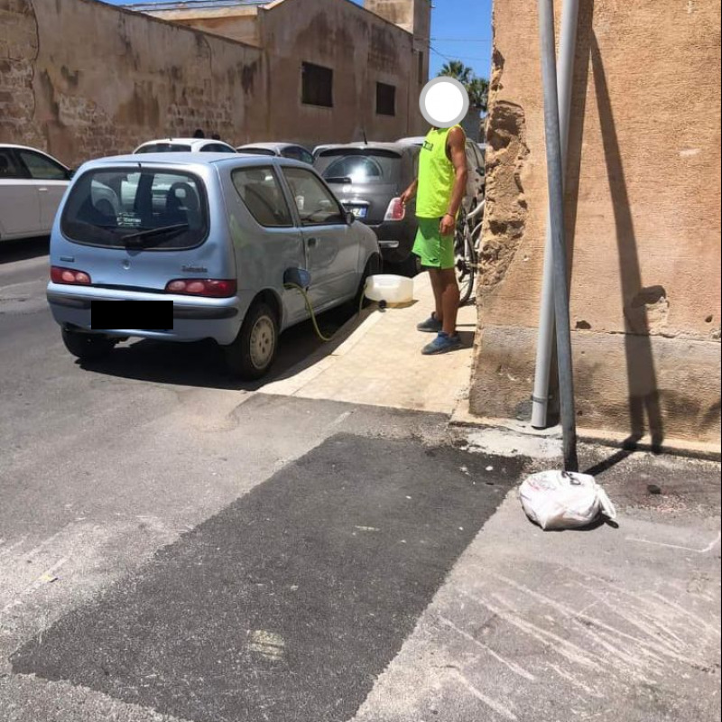 Il ladro di benzina di San Giuliano all'opera fotografato da un passante
