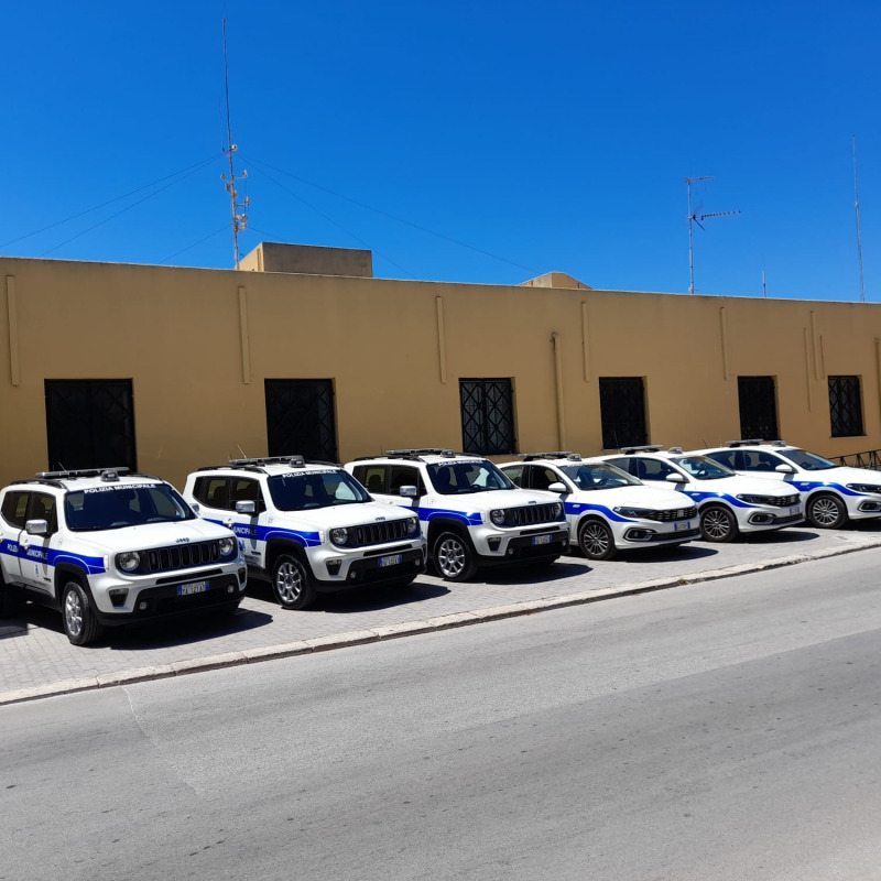 Le sei nuove auto della polizia municipale di Marsala