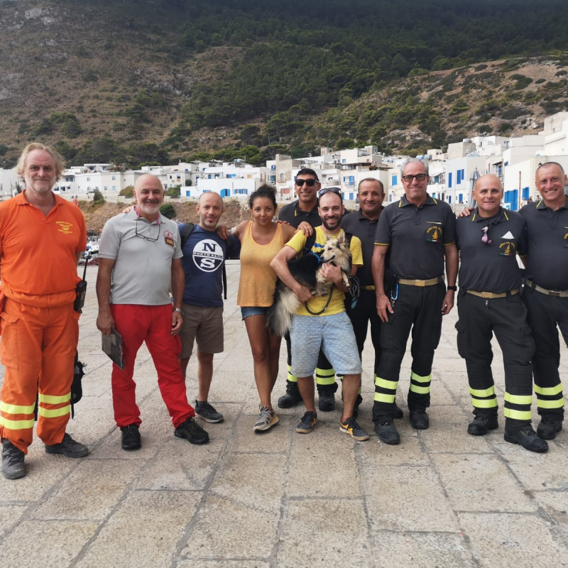 I 3 turisti e il cagnolino salvati a Marettimo nella foto con i vigili del fuoco e il vicesindaco Vito Vaccaro