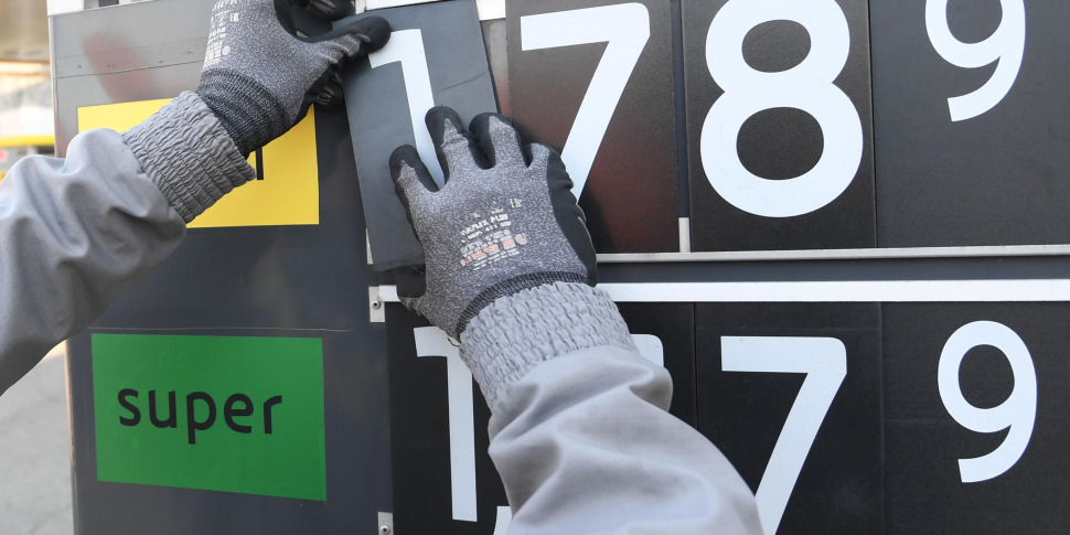 https://assets.gds.it/2022/09/Benzina-con-taglio-accise-sconto-al-consumo-da-305-cents_65865616-970x485.jpg