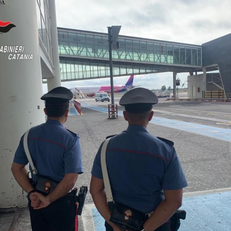 L'attesa dei carabinieri all'aeroporto