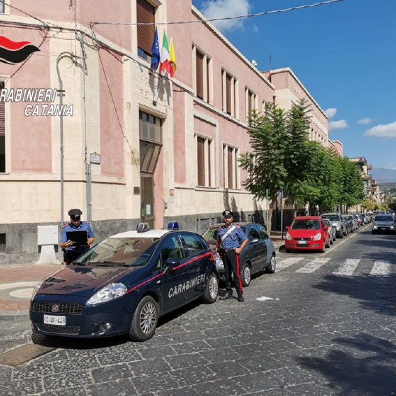 I carabinieri della tenenza di Misterbianco davanti alla scuola Gabelli