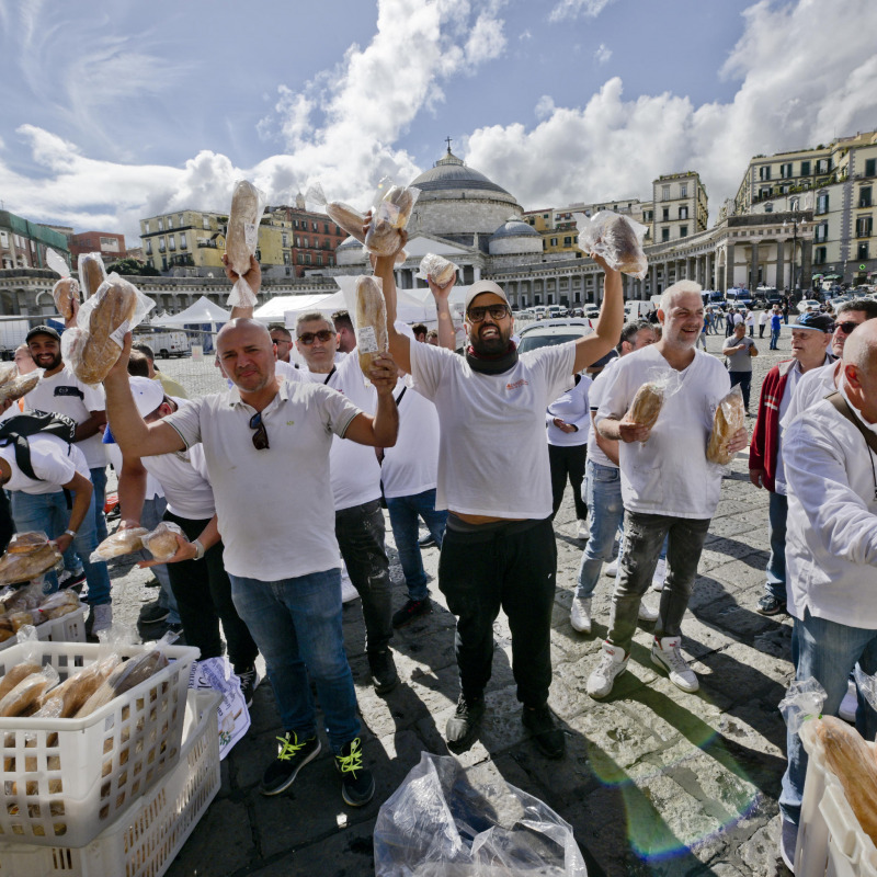 La protesta dei panificatori a Napoli contro il caro bollette