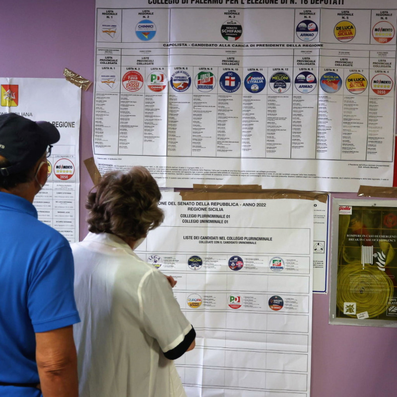 Elettori al seggio a Palermo