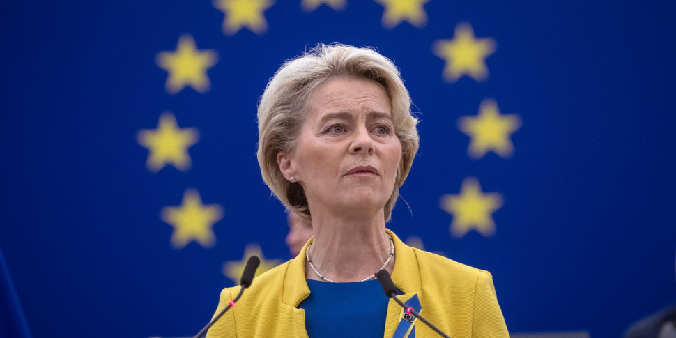 https://assets.gds.it/2022/09/European-Commission-President-von-der-Leyen-delivers-a-speech-during-The-State-of-the-European-Union-debate_65919392-970x485.jpg