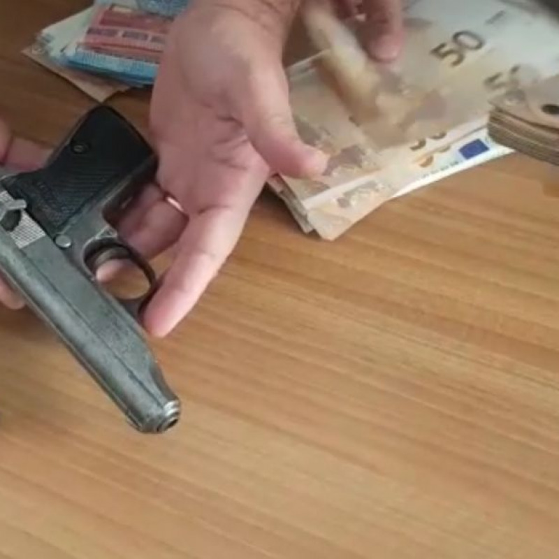 La pistola sequestrata dai carabinieri a Tre Fontane