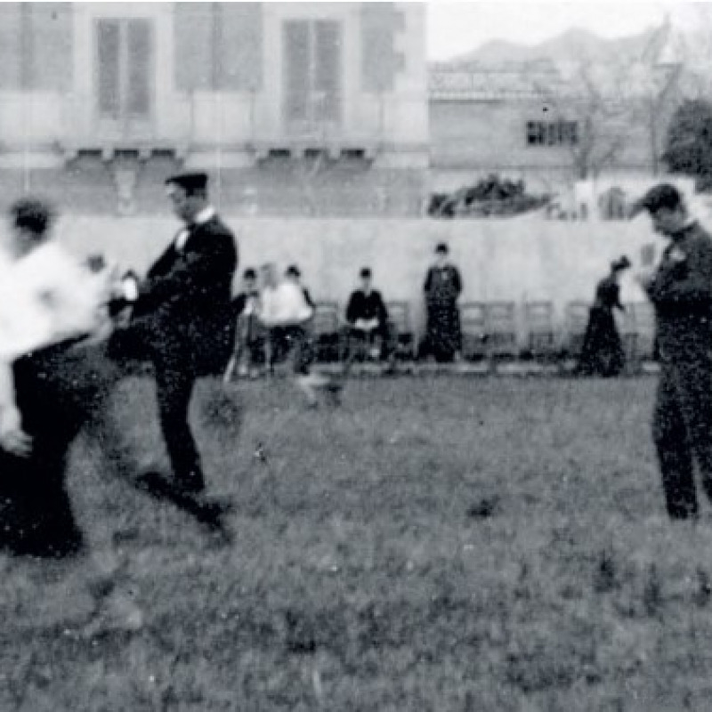 Thomas Lipton dà il calcio d'inizio a un'amichevole giocata al Notarbartolo