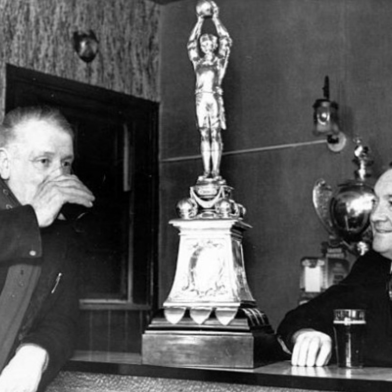 L'edizione inglese della Coppa Lipton vinta dal West Auckland, il trofeo esposto in un pub nel 1966