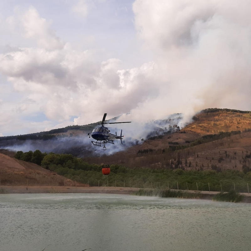 L’elicottero in azione per spegnere l’incendio a Monte Sara