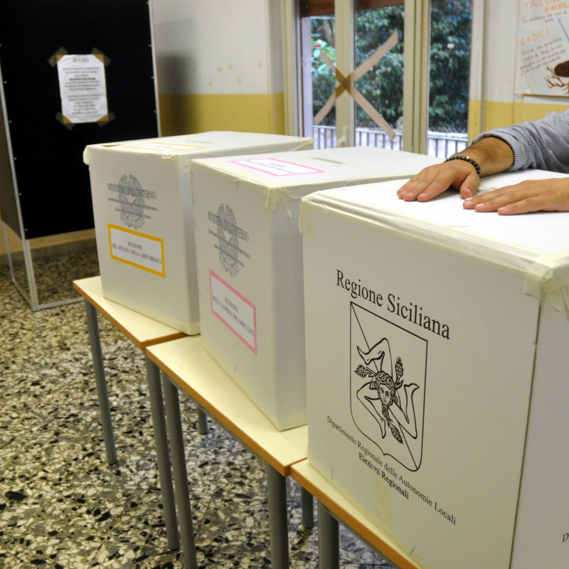Pronti i seggi per il voto (foto Fucarini)