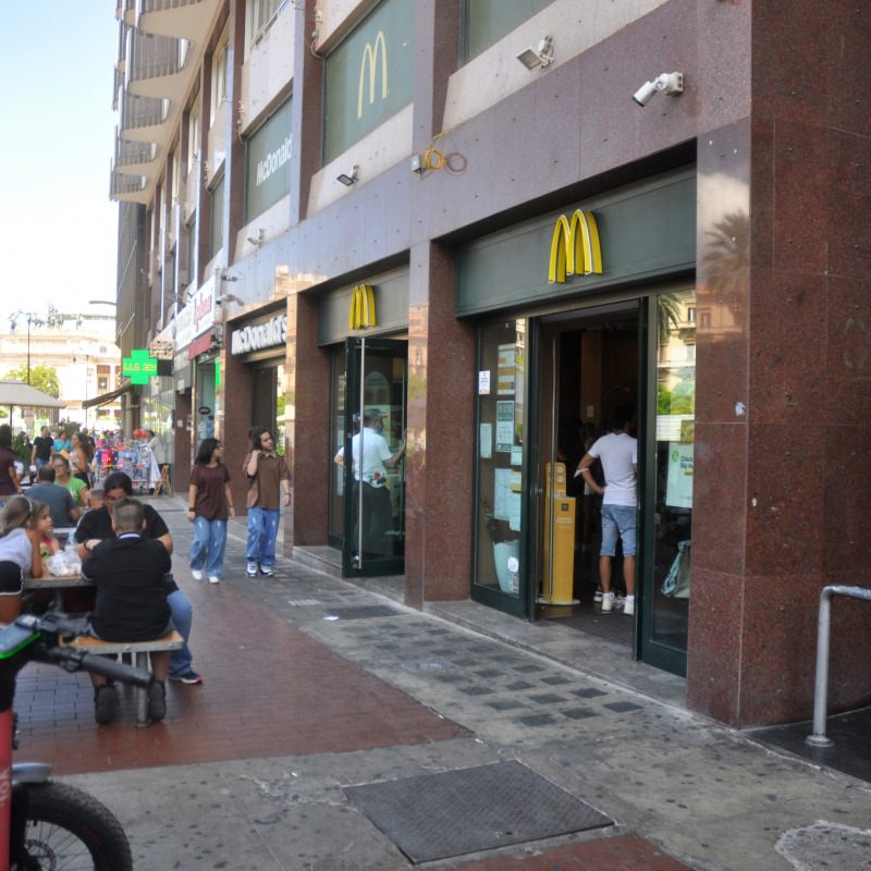 Il McDonald's di piazza Castelnuovo (foto di Alessandro Fucarini)