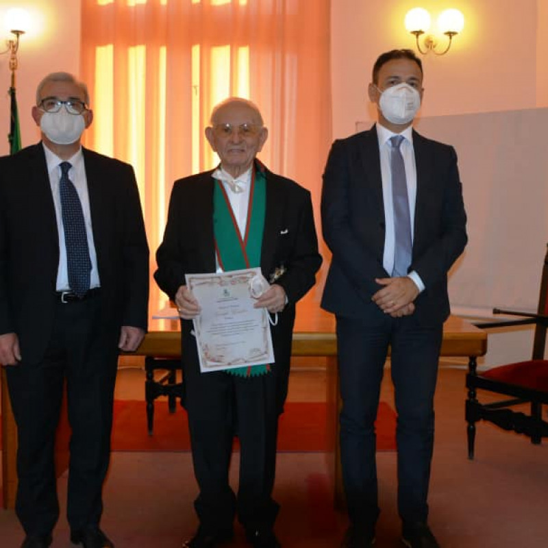 Pino Giacalone (al centro) in una foto di 2 anni fa quando gli fu conferita una onorificenza dal sindaco di Mazara del Vallo
