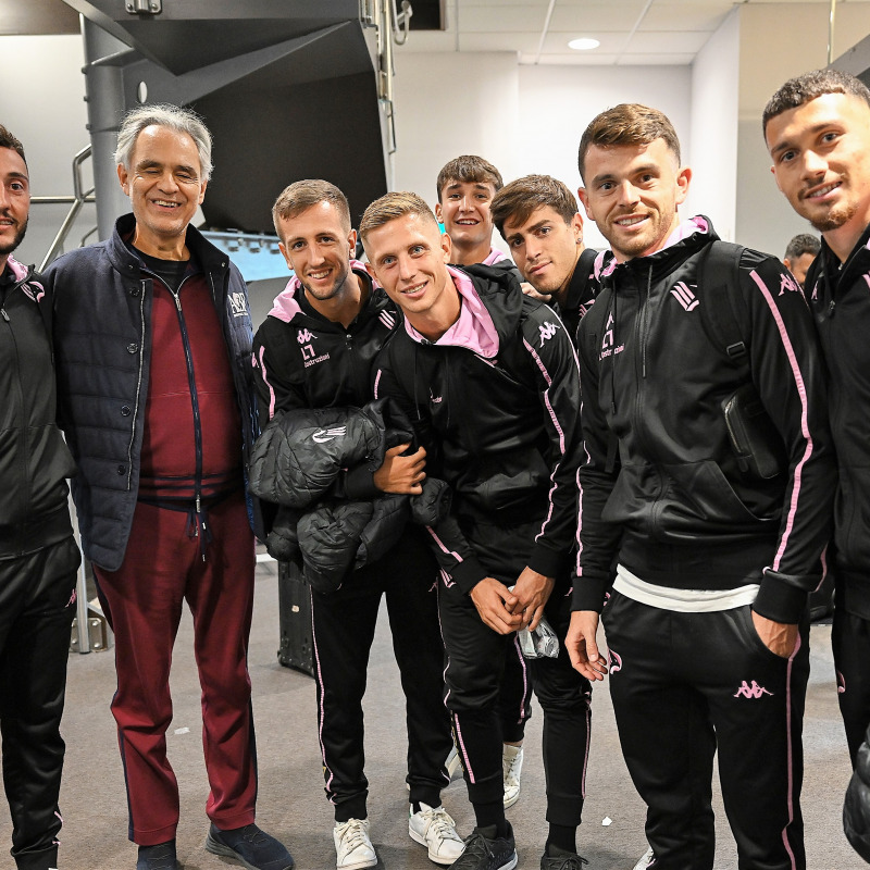 I giocatori del Palermo con Andrea Bocelli (foto di Tullio Puglia)