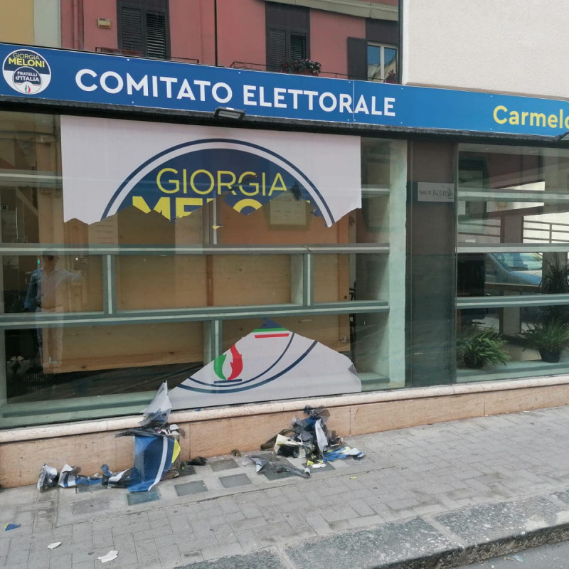 Strappata la gigantografia nella sede del comitato elettorale di Carmelo Nicotra
