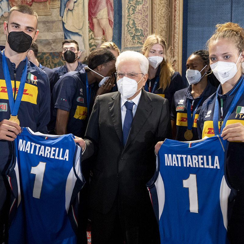 Mattarella riceve le maglie azzurre dai giocatori delle nazionali di pallavolo maschile e femminile durante l'incontro dell'anno scorso al Quirinale