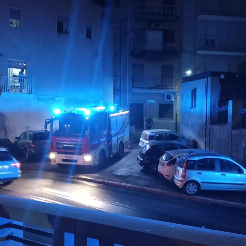 Incendio nella notte in via Apollodoro a Gela (Foto Quotidianodigela.it)