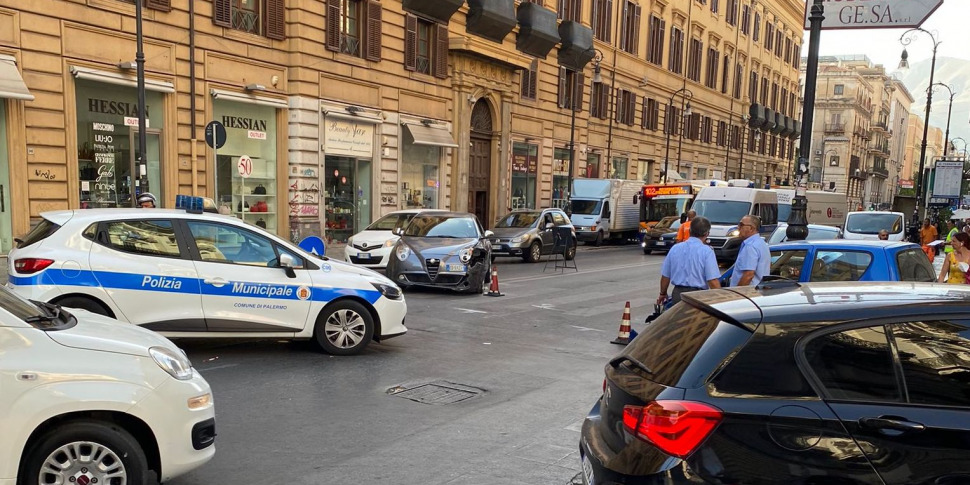 Incidente in via Roma a Palermo: un ragazzo in ospedale, traffico ...