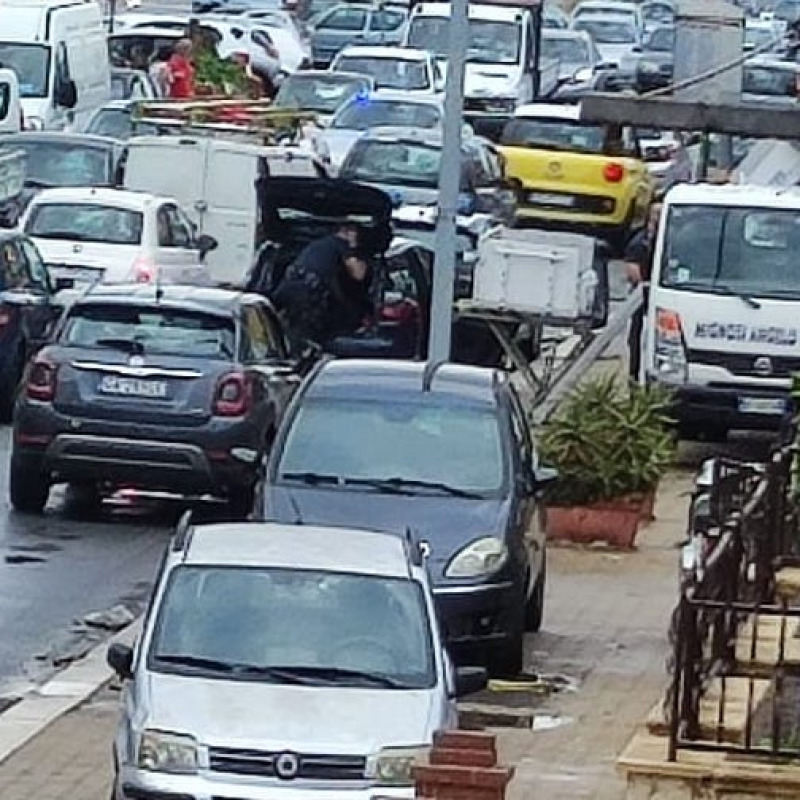 Inseguimento in via Messina Marine a Palermo, dopo il tentato furto di un'auto un uomo si era nascosto sotto a un camion di traslochi