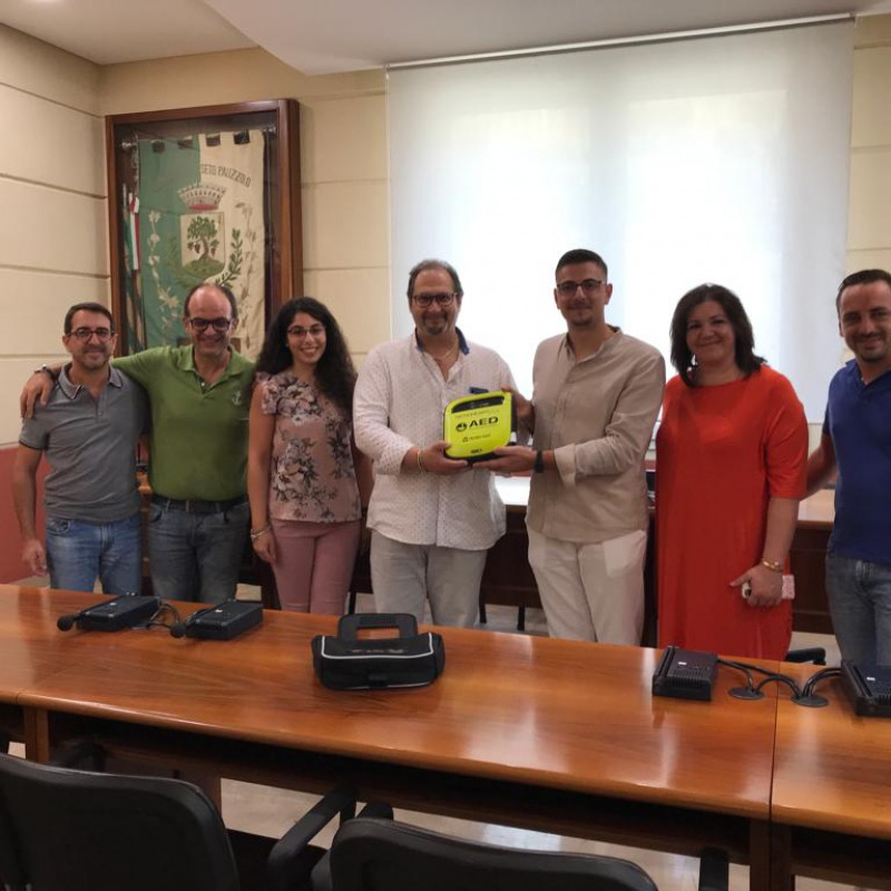 Lucia e Gianluigi (al centro con il sindaco Roberto Maiorana) donano un defibrillatore al Comune di Buseto Palizzolo