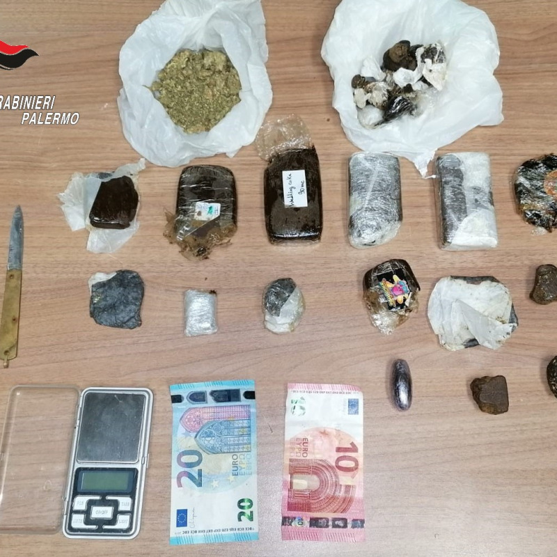 Droga, soldi e altri materiali sequestrati dai carabinieri