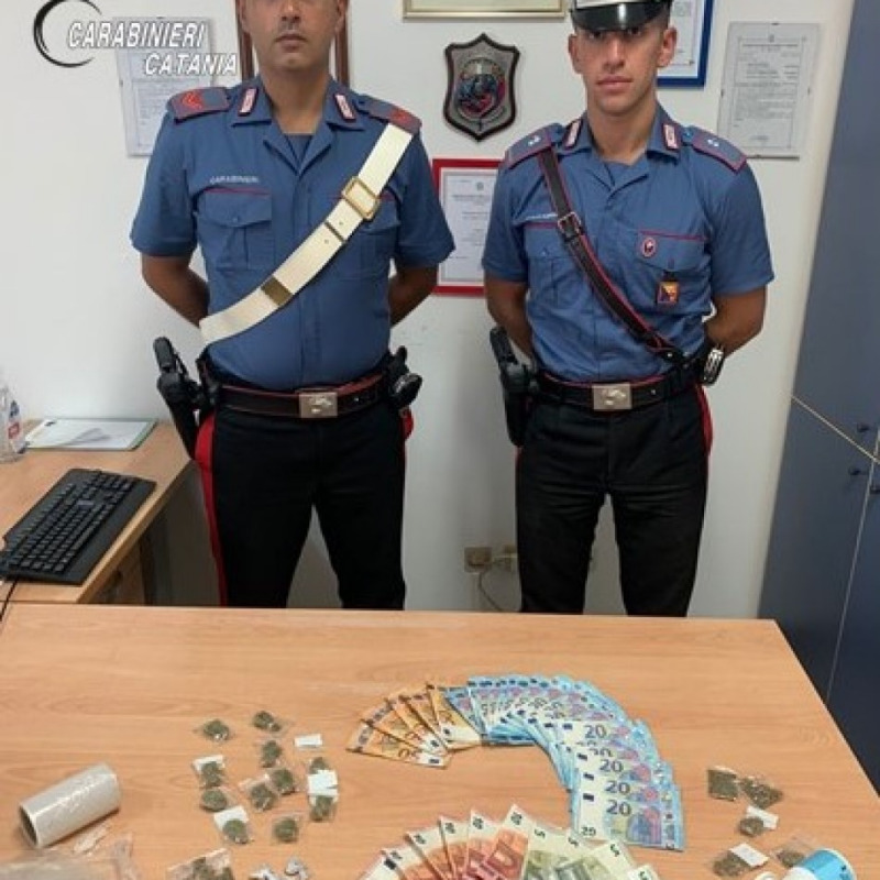 I carabinieri con la droga e i soldi sequestrati