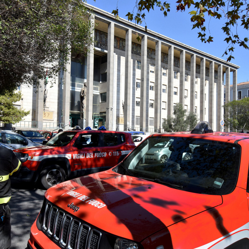 I vigili del fuoco al lavoro al palazzo di giustizia di Catania