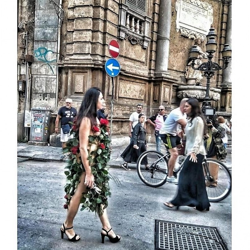 Francesca Romana Pinzari per le strade di Palermo vestita solo di rose (foto di Pina Meli)