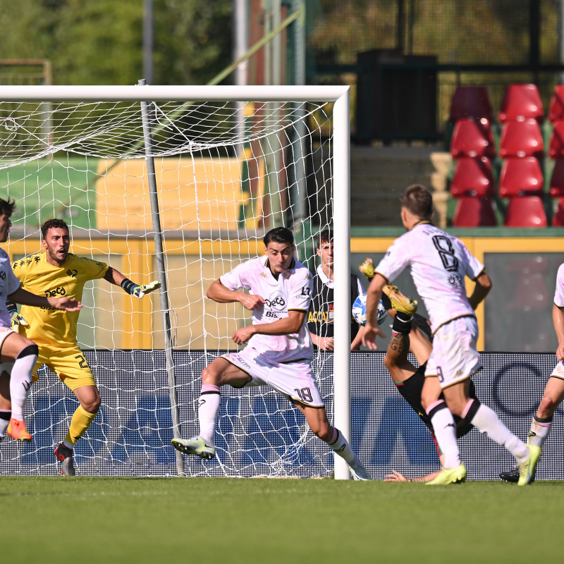Il gol di Partipilo in mezza rovesciata nella gara dell'andata finita 3-0 per gli umbri (Foto Tullio Puglia)