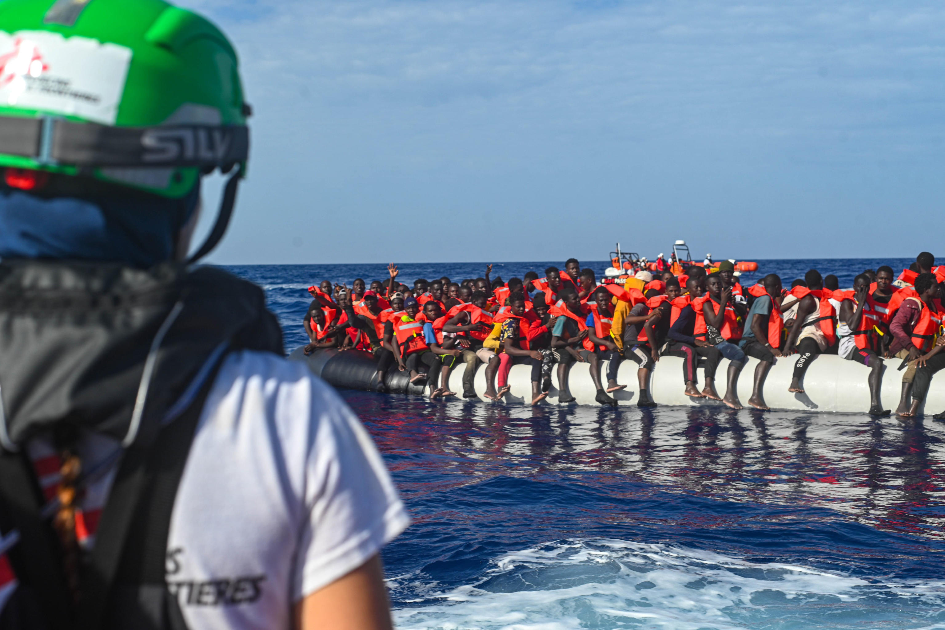 La foto dell'alba non è stata scattata in un palmeto della Tunisia o del  Marocco: il mare è il medesimo, ma la sponda è quella nord, quella di Nizza  