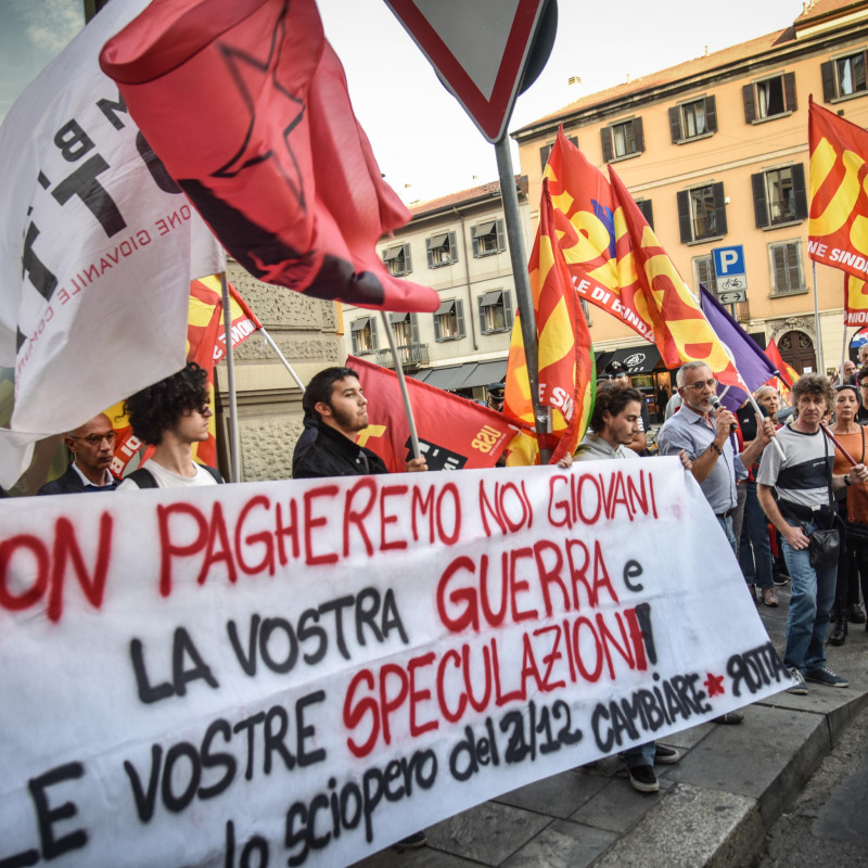 Protesta contro il caro bollette a Milano nella foto d'archivio