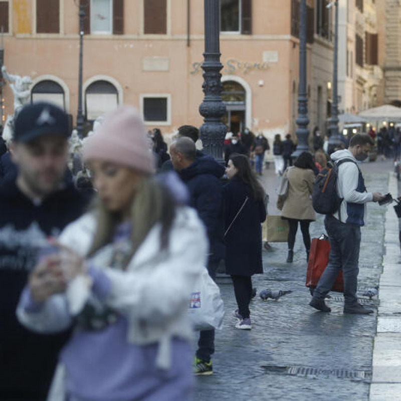 Gente in strada a Roma (archivio)