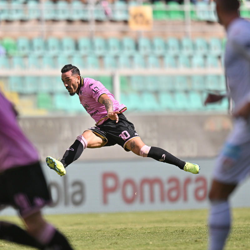 Francesco Di Mariano schierato sulla destra al posto dell'influenzato Valente (Foto Tullio Puglia)