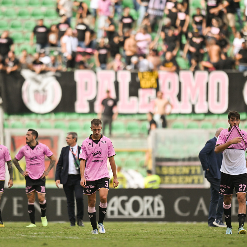 La delusione dei rosanero dopo la partita contro il Sudtirol (Foto Tullio Puglia)