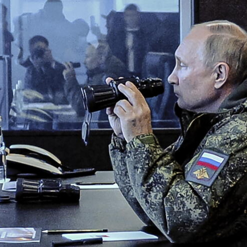 epa10163737 Russian President Vladimir Putin observes the Vostok 2022 strategic command post exercises, which involve the Eastern Military District troops, at the Sergeevsky training ground, in Primorsky krai region, Russia, 06 September 2022. Over 50,000 people, more than 5,000 military vehicles, including 140 aircraft, 60 vessels are involved in the drills. EPA/MIKHAEL KLIMENTYEV/SPUTNIK/KREMLIN / POOL MANDATORY CREDIT