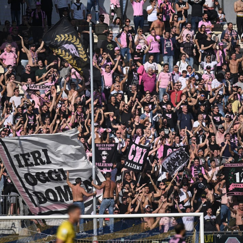 Tifosi rosanero a Modena (foto Palermofc.com)