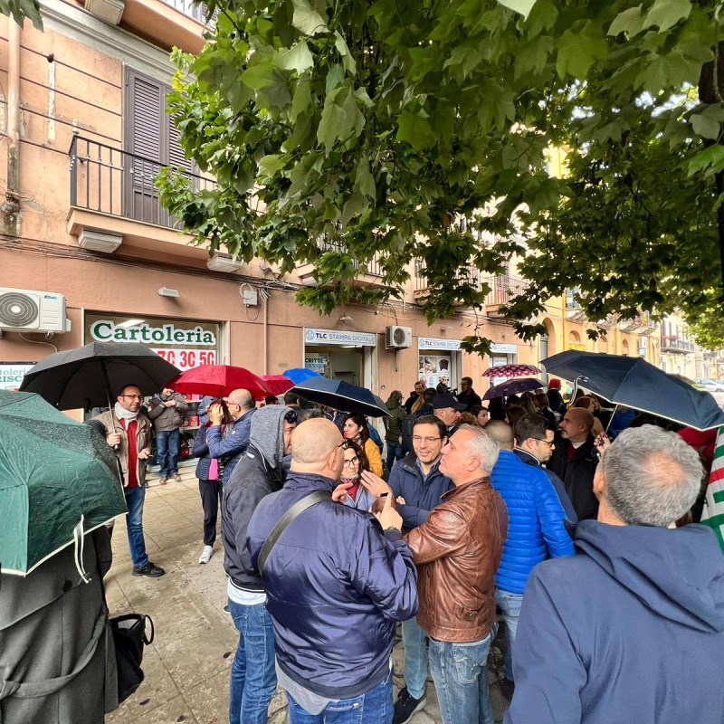 I dipendenti Almaviva davanti alla prefettura di Palermo durante una recente protesta