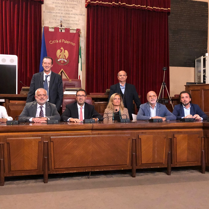 Firmato l'accordo per i dipendenti al Comune di Palermo. Nella foto sindacalisti e amministratori
