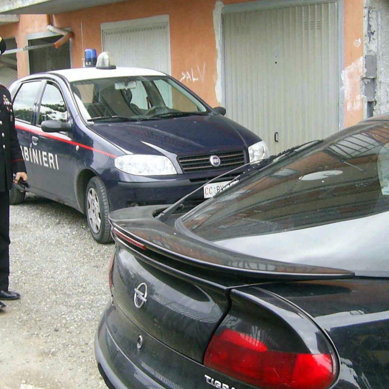 I carabinieri impegnati in un'operazione contro i furti d'auto