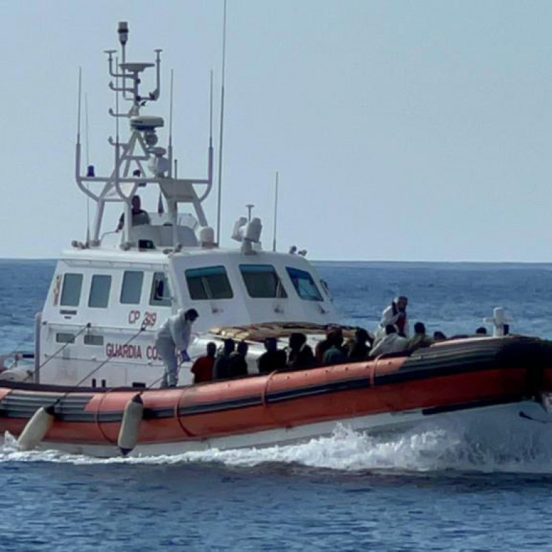 Motovedette in azione per soccorsi a barchini carichi di migranti