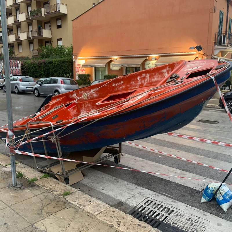 La barca "posteggiata" in via Armando Diaz Foto Alessandro Fucarini