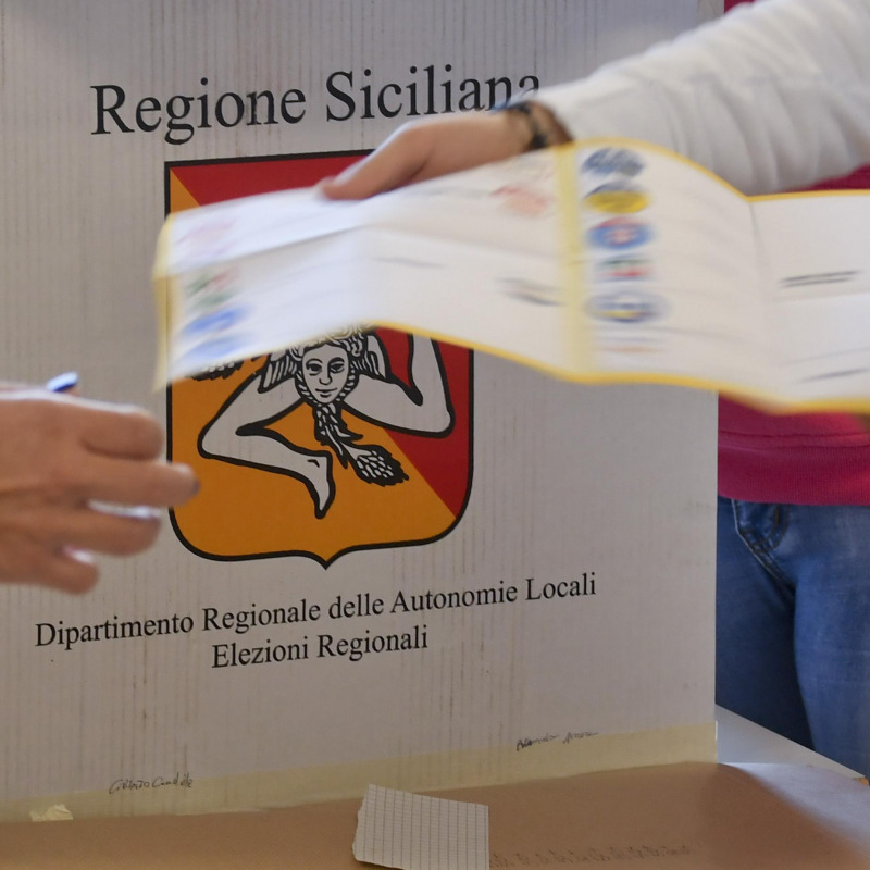 Le operazione di spoglio delle schede per le elezioni regionali in Sicilia, in un seggio di Caltanissetta, 6 novembre 2017.ANSA / CIRO FUSCO